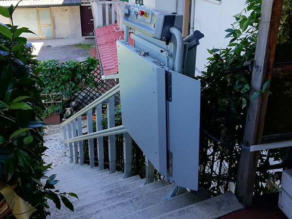 Servoscala a Pedana per Anziani Servoscala a Pedana per Anziani